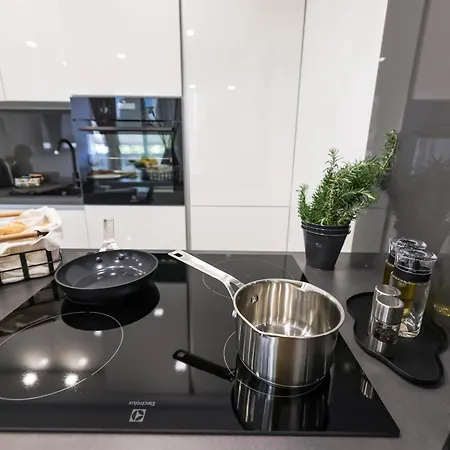 S&s Luxury With Balcony, 10 Minutes Walk To Old Town, Free Parking *