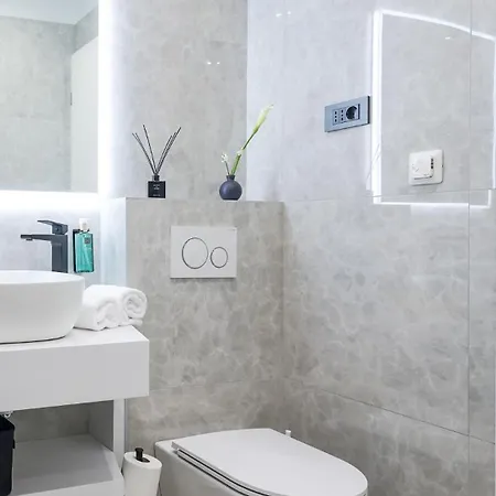 Appartement S&s Luxury With Balcony, 10 Minutes Walk To Old Town, Free Parking