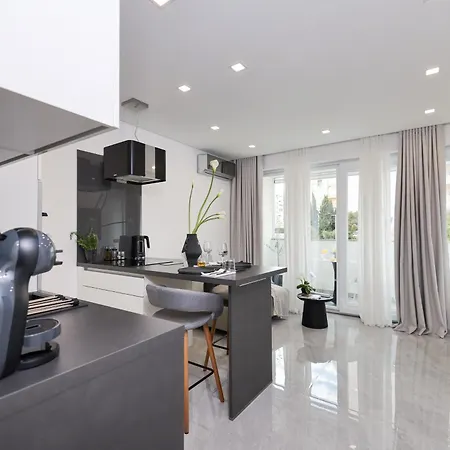 S&s Luxury With Balcony, 10 Minutes Walk To Old Town, Free Parking