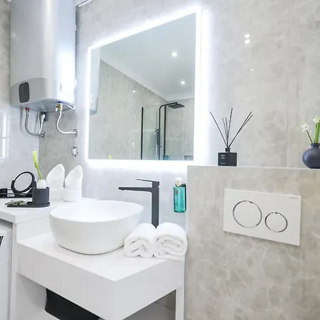 S&S Luxury Apartment 10 Minutes To Old Town
