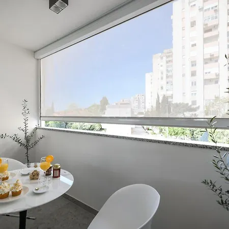 S&s Luxury With Balcony, 10 Minutes Walk To Old Town, Free Parking