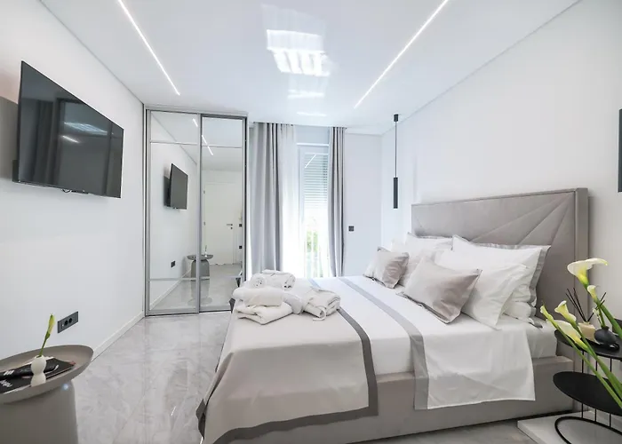 S&s Luxury With Balcony, 10 Minutes Walk To Old Town, Free Parking *