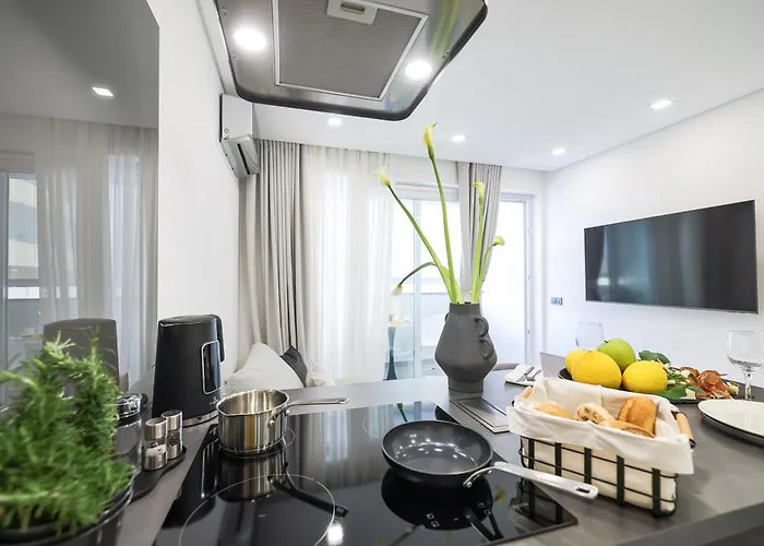 S&s Luxury With Balcony, 10 Minutes Walk To Old Town, Free Parking